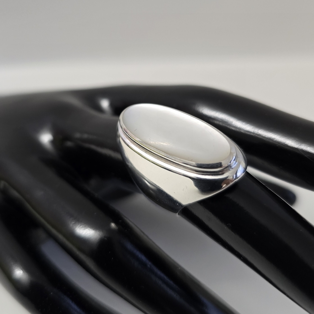 Chic Sterling Silver 925 Ring with Oval MOP Accent Ring